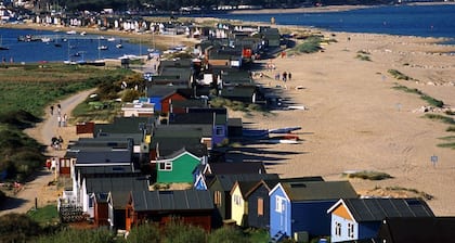 4 bedroom, 3 bath, walk to the beach, golf, shops, pubs. New Forest 3 miles.