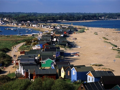 4 bedroom, 3 bath, walk to the beach, golf, shops, pubs. New Forest 3 miles.
