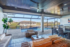 Piscine chauffée, chaises longues