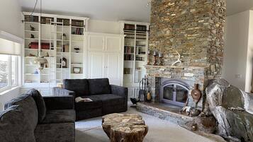 TV connectée, cheminée, lecteur de DVD, baby-foot