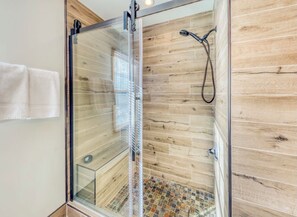 浴槽、タオル、石鹸、トイレットペーパー