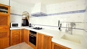 Frigorífico, microondas, horno y lavavajillas