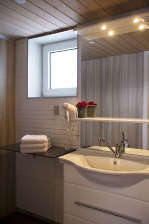 Shower, hair dryer, towels, soap - Apartment Süd Terasse 45m² (Rømø)