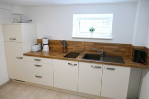 Kühlschrank, Wasserkocher mit Kaffee-/Teezubehör, Wasserkocher