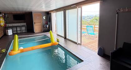 Large atypical house in the Basque country, sleeps 16. Indoor pool