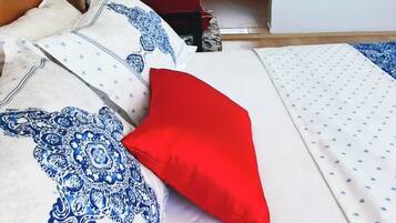 Kamar Keluarga | Minibar dan seprai linen