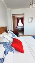 Minibar y ropa de cama 