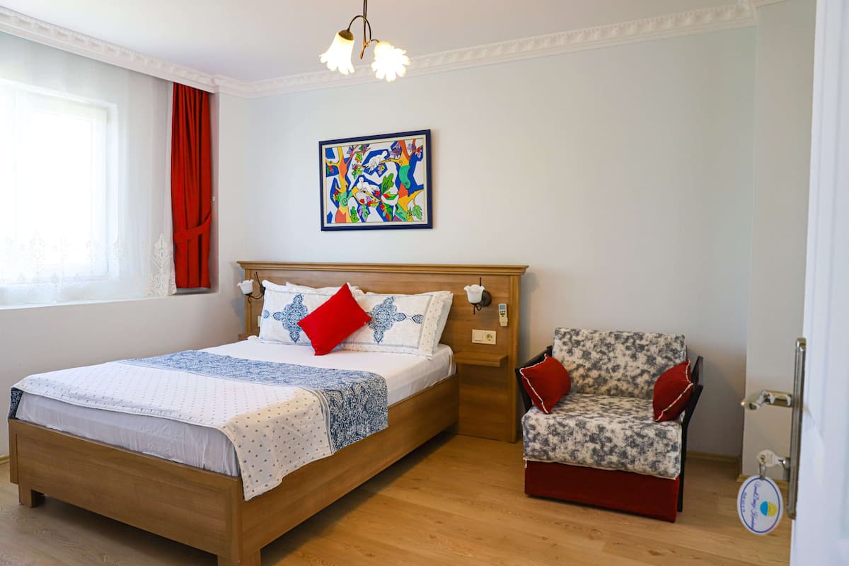 Family Room | Minibar, bed sheets