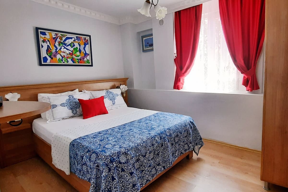 Standard Room | Minibar, bed sheets