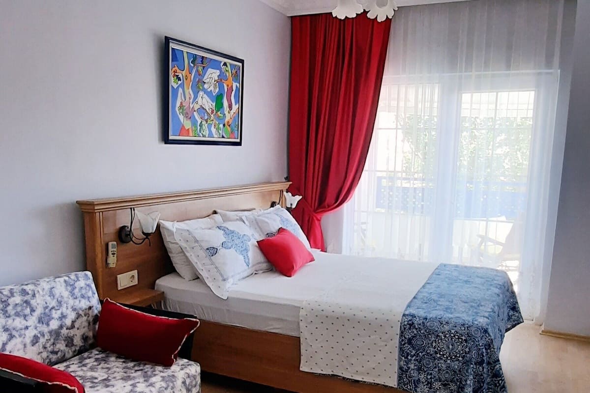 Comfort Room | Minibar, bed sheets