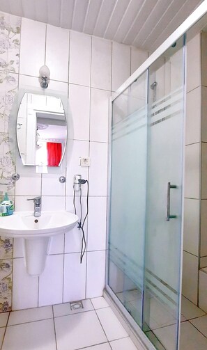 Standard Room | Bathroom | Shower, hair dryer, towels, soap - Umut Denizi Konukevi (Bozcaada)