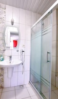 Standard Room | Bathroom | Shower, hair dryer, towels, soap