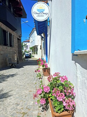 Front of property - Umut Denizi Konukevi (Bozcaada)