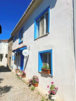 Front of property - Umut Denizi Konukevi (Bozcaada)