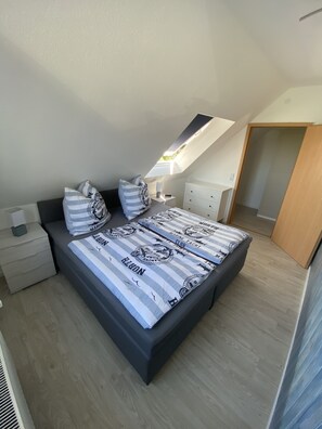 2 chambres, fer et planche à repasser, lit de bébé portatif