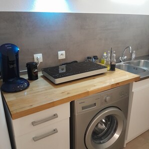 Kühlschrank, Mikrowelle, Ofen, Herdplatte