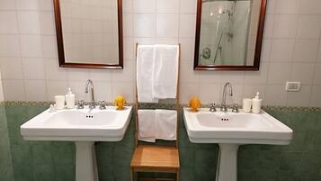 Douche, sèche-cheveux, bidet, serviettes fournies