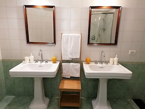 Doccia, asciugacapelli, bidet, asciugamani