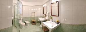 Bruser, hårtørrer, bidet, håndklæder