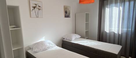 2 quartos, ferros/tábuas de passar roupa, Wi-Fi de cortesia