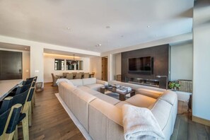 TV, lareira