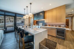 ميكروويف، موقد طهي مسطح، غسالة أطباق، ماكينة لصنع القهوة/الشاي