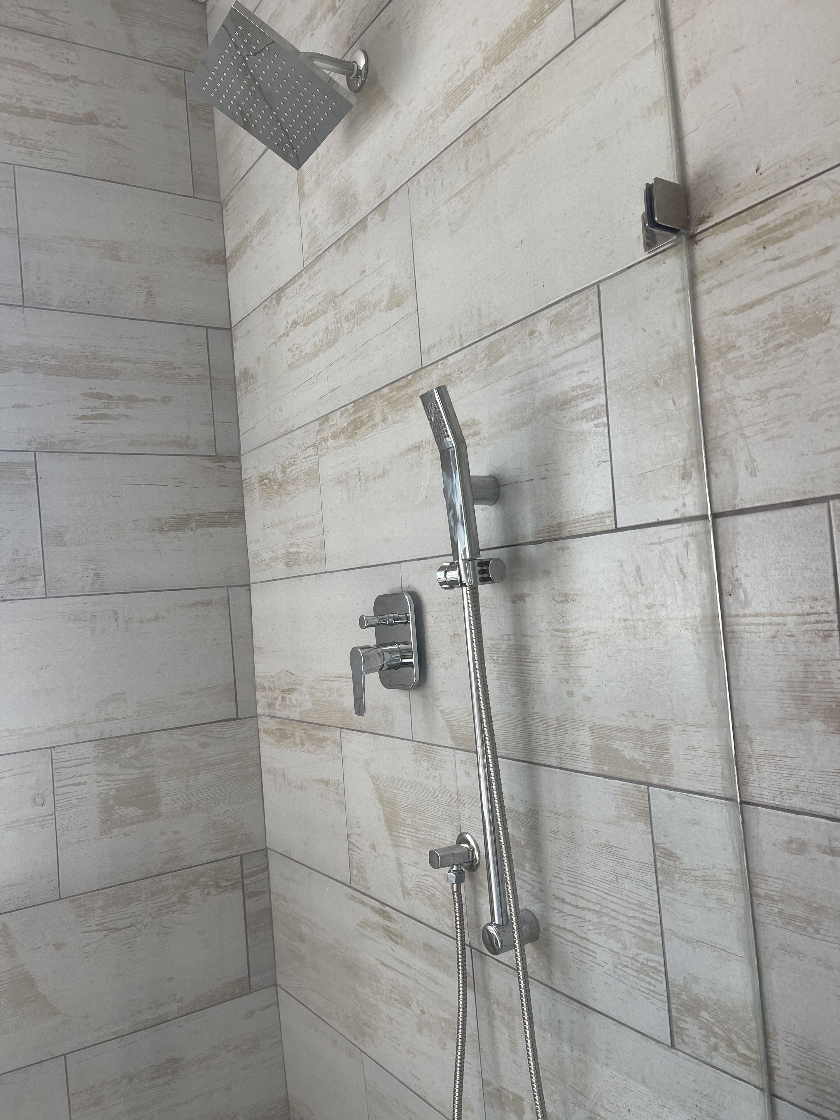 Ensemble douche/baignoire, serviettes fournies, savon, papier toilette