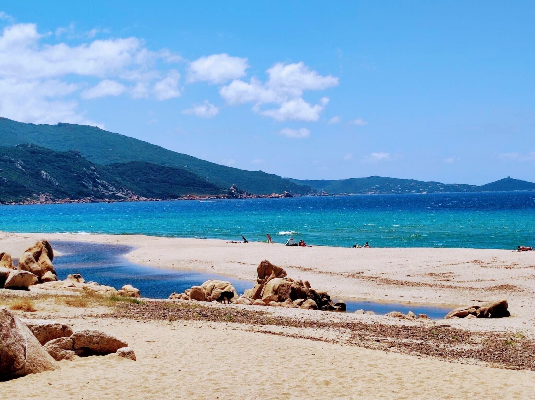 Nær stranden, solsenger og strandhåndklær