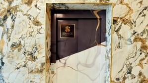 Paret de marbre amb una porta emmarcada amb la inscripció "STAVROS HOTEL".