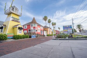 Exterior - Siesta Key 3BR Villa - Pool & Dock Access in Polynesian Gardens (Sarasota)