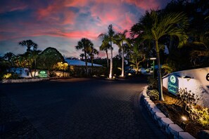 Property grounds - Siesta Key 3BR Villa - Pool & Dock Access in Polynesian Gardens (Sarasota)