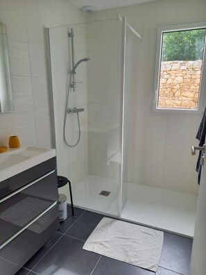 Dusche, Haartrockner, Handtücher, Toilettenpapier
