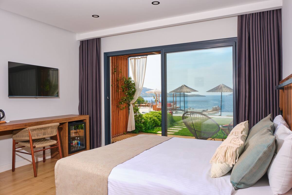 Habitación doble Deluxe, patio | Sábanas de algodón egipcio, ropa de cama de alta calidad y minibar