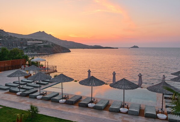 Piscine extérieure (ouverte en saison), parasols de plage