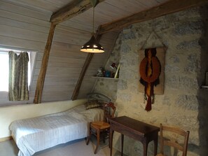 2 bedrooms, iron/ironing board, bed sheets