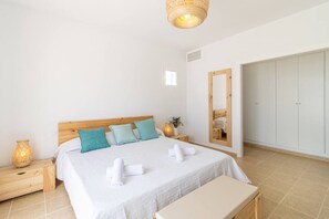 4 habitaciones, escritorio, tabla de planchar con plancha y wifi