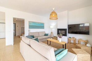 Una televisión, una chimenea