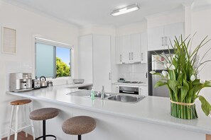 Een koelkast, een microgolfoven, een oven, een kookplaat