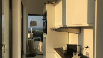 Refrigerador, horno, parrilla de estufa y cafetera y tetera
