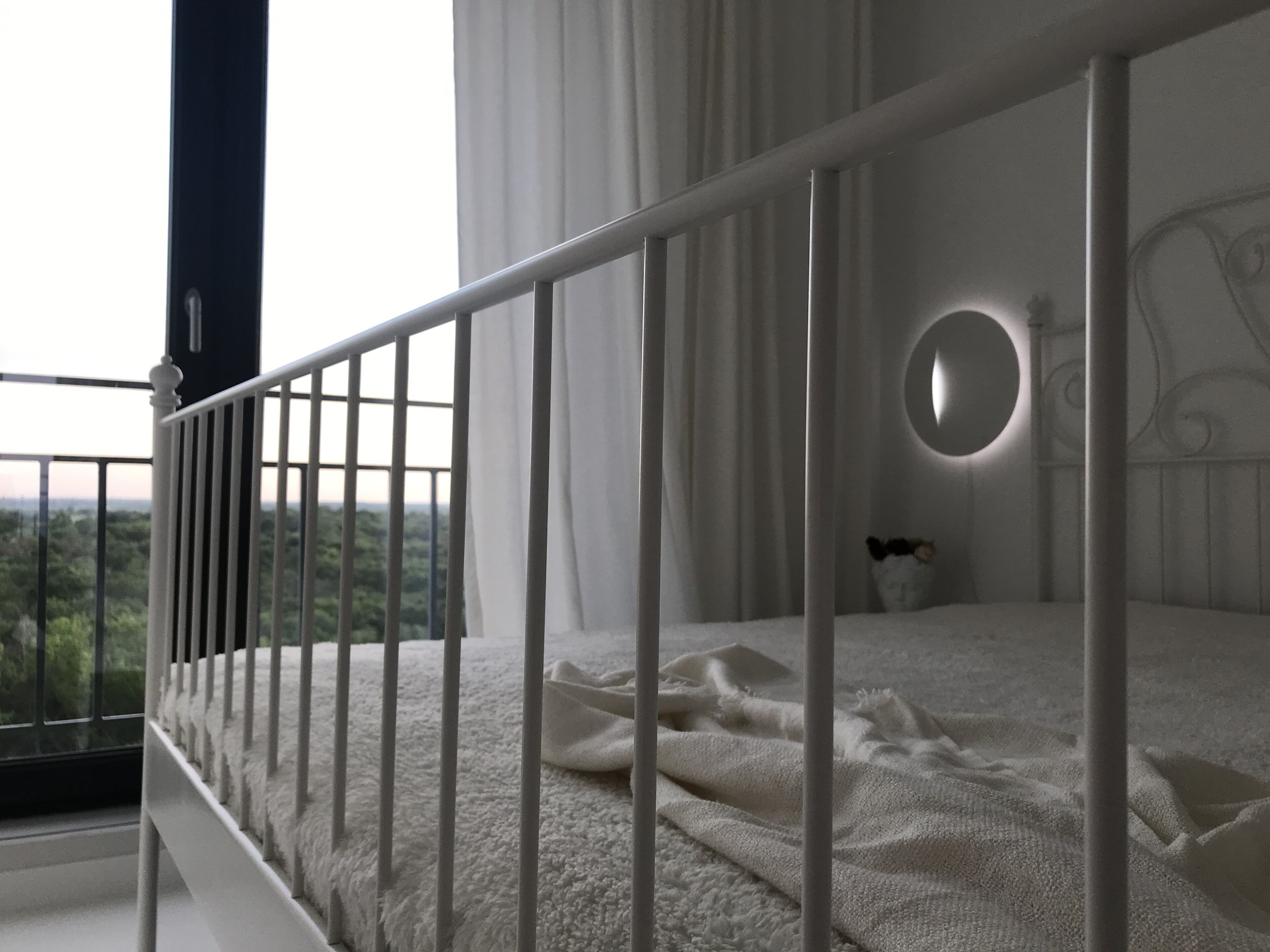 2 chambres, bureau, chambres insonorisées, fer et planche à repasser