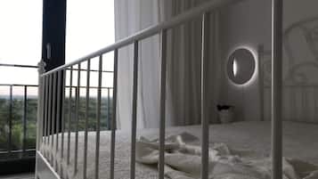 2 chambres, bureau, chambres insonorisées, fer et planche à repasser