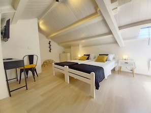 2 bedrooms, in-room safe, desk, iron/ironing board