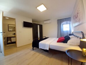 2 chambres, coffres-forts dans les chambres, bureau