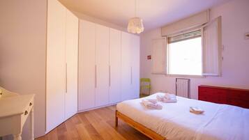 1 bedroom, bed sheets