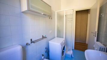 Douche, sèche-cheveux, bidet