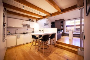 Jääkaappi, uuni, liesi, astianpesukone