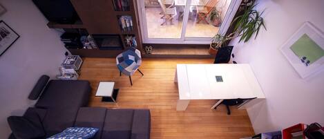 تلفزيون، مدفأة، مشغل دي في دي، كُتُب