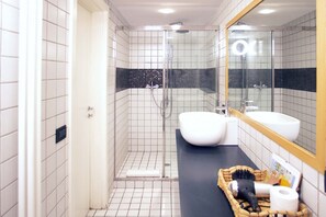 Kylpyamme, hiustenkuivaaja, bidee, pyyhkeet