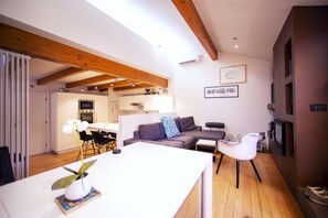 TV, fireplace, DVD player, books - GetTheKey Borgo Suite (Bologna)