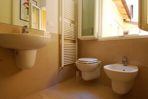 Shower, hair dryer, bidet, towels - GetTheKey Boldrini Lofts 3,4 and 6 (Bologna)